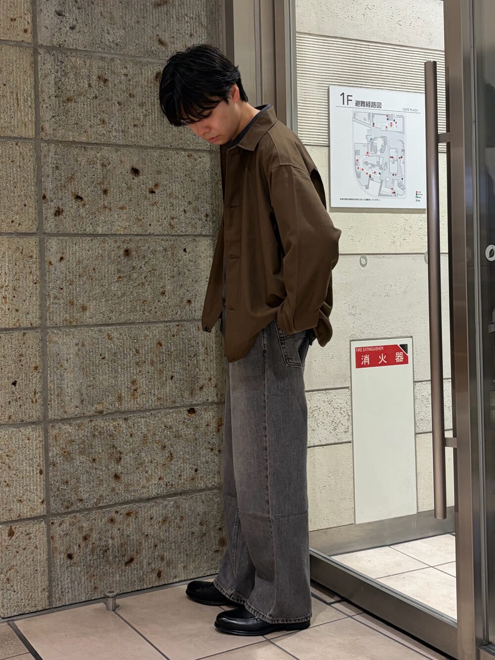 ブラウン系のその他アウター、ブラウン系のシャツ/ブラウス、ブラック系のデニムパンツを着用したメンズの夏コーディネートの3枚目の写真