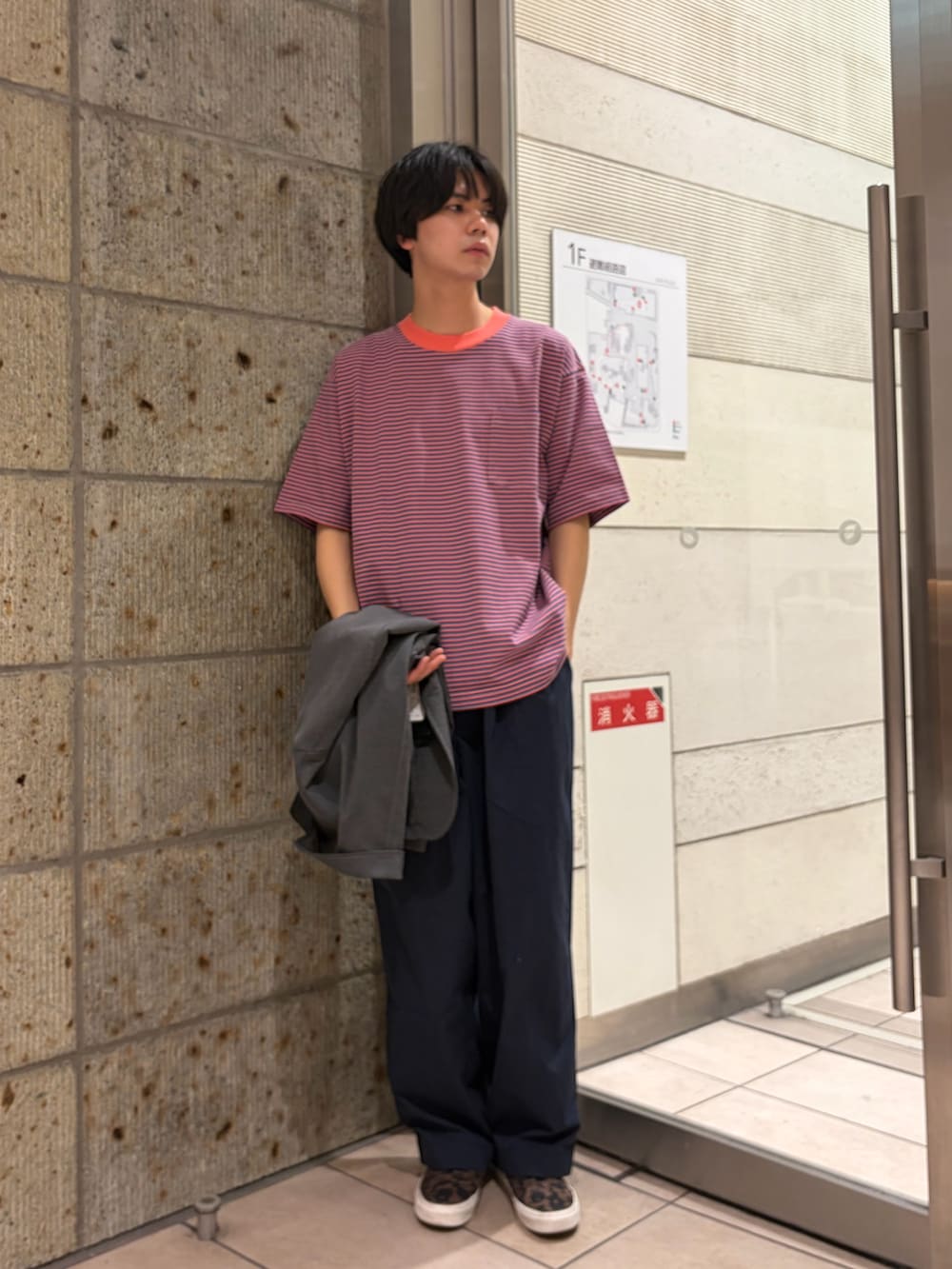 グレー系のその他アウター、グリーン系のTシャツ/カットソー、ブラウン系のスニーカーを着用したメンズの春コーディネートの5枚目の写真