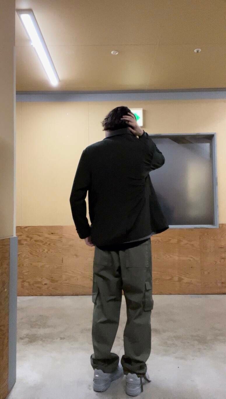 グレー系のスニーカー、グリーン系のその他アウター、グレー系のTシャツ/カットソーを着用したメンズの夏コーディネートの3枚目の写真