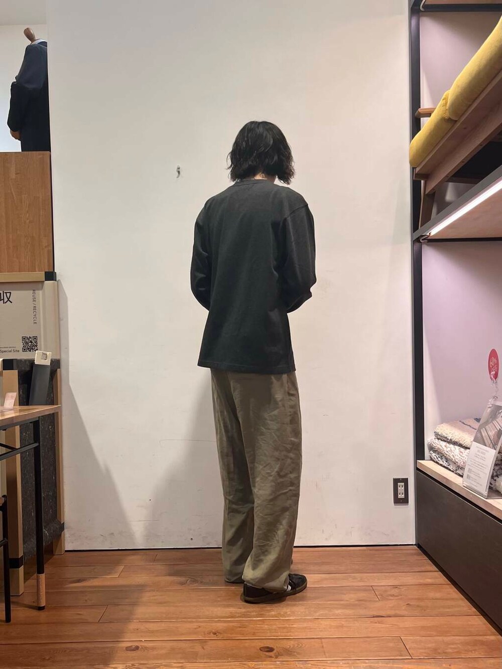 ブラック系のスニーカー、グレー系のTシャツ/カットソーを着用したメンズの秋コーディネートの3枚目の写真