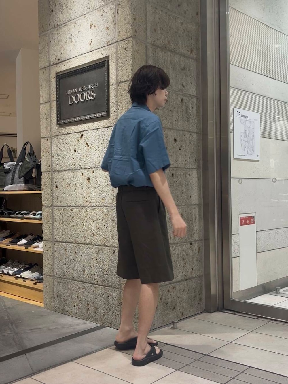 ブラウン系のネクタイ、ブルー系のシャツ/ブラウス、ブラウン系のその他パンツを着用したメンズの夏コーディネートの4枚目の写真