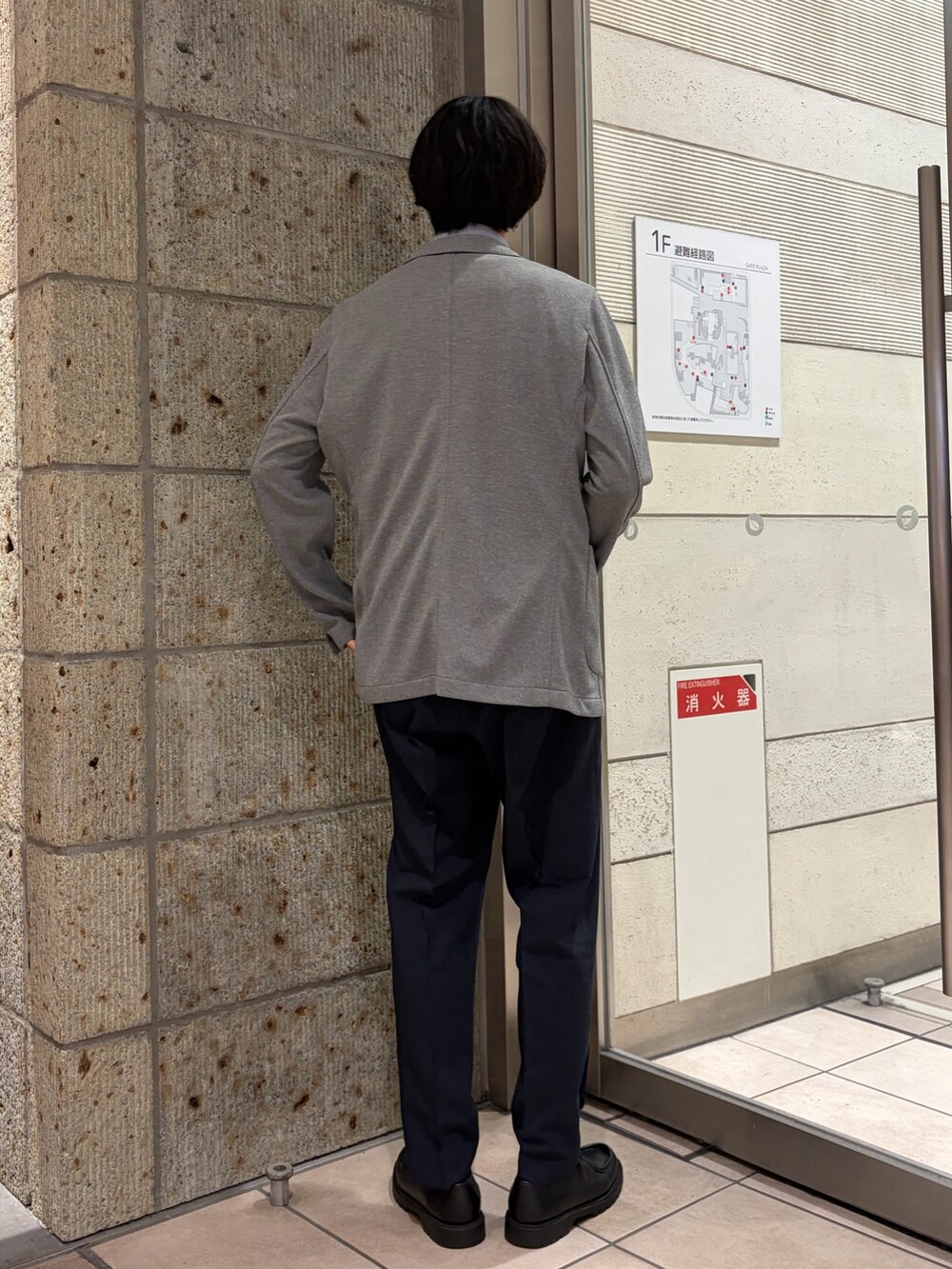 グレー系のシャツ/ブラウス、グレー系のその他アウター、ブルー系のスーツパンツを着用したメンズの春コーディネートの4枚目の写真