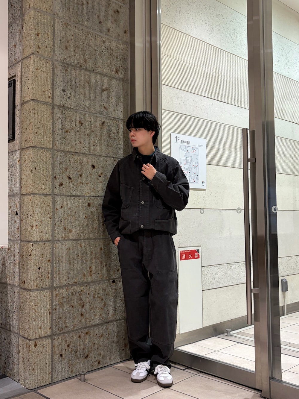 ブラック系のその他アウター、グレー系のカバーオール、グリーン系のニット/セーターを着用したメンズの冬コーディネートの5枚目の写真