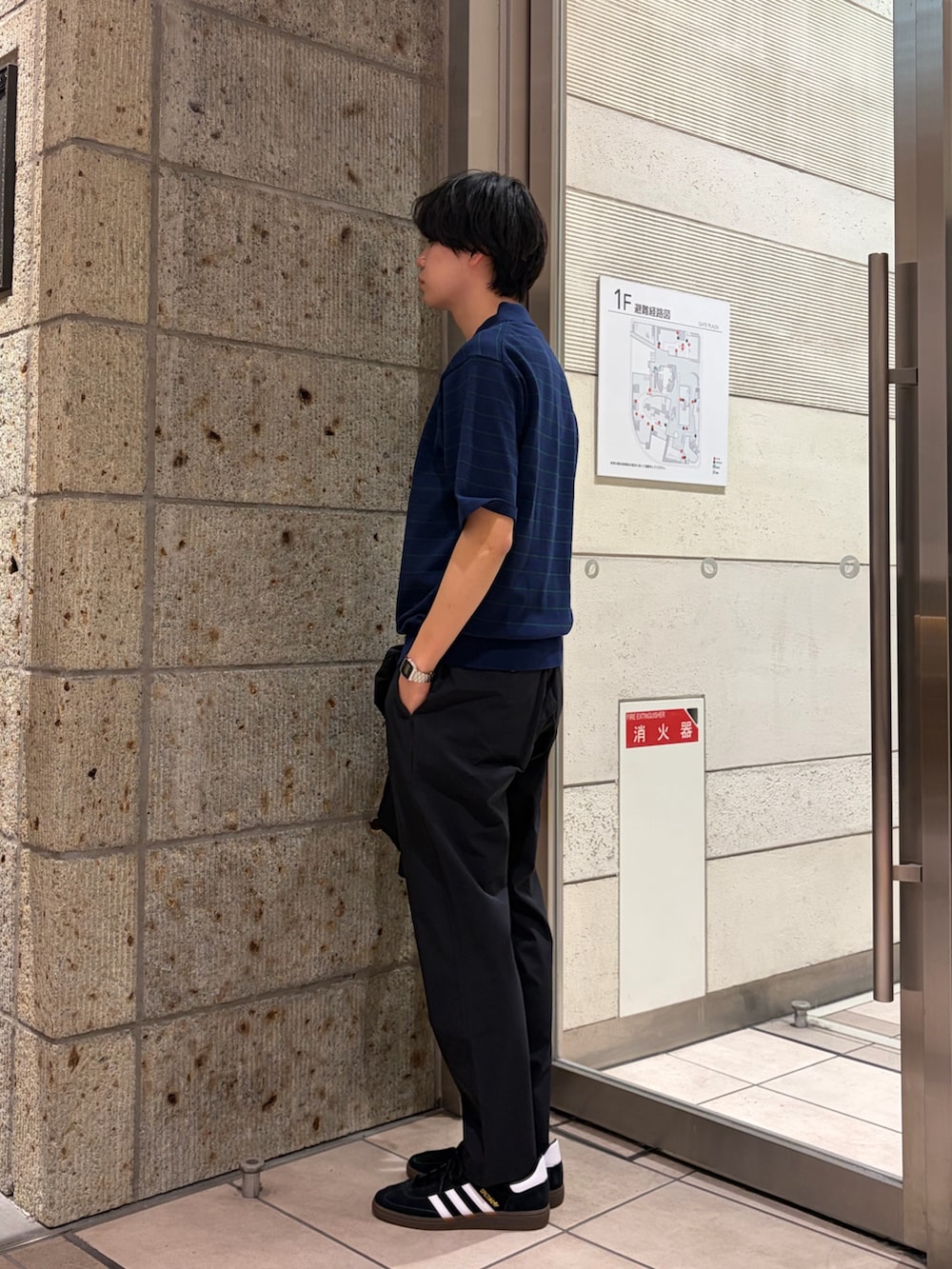 ブルー系のその他アウター、ブルー系のニット/セーター、ブラック系のその他パンツを着用したメンズの春コーディネートの6枚目の写真