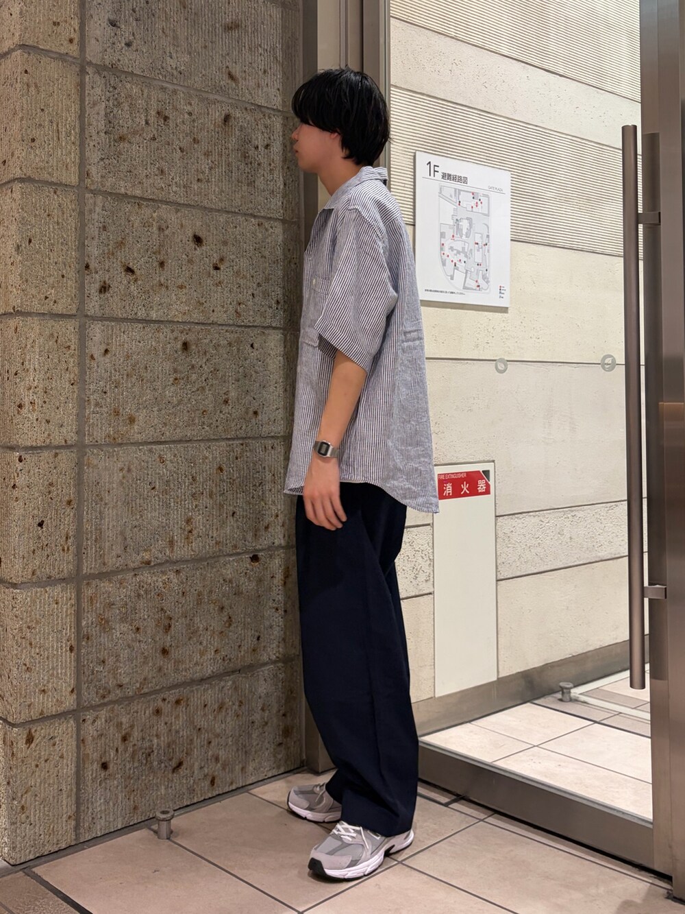 ブルー系のシャツ/ブラウス、ホワイト系のTシャツ/カットソー、ブルー系のその他パンツを着用したメンズの春コーディネートの4枚目の写真