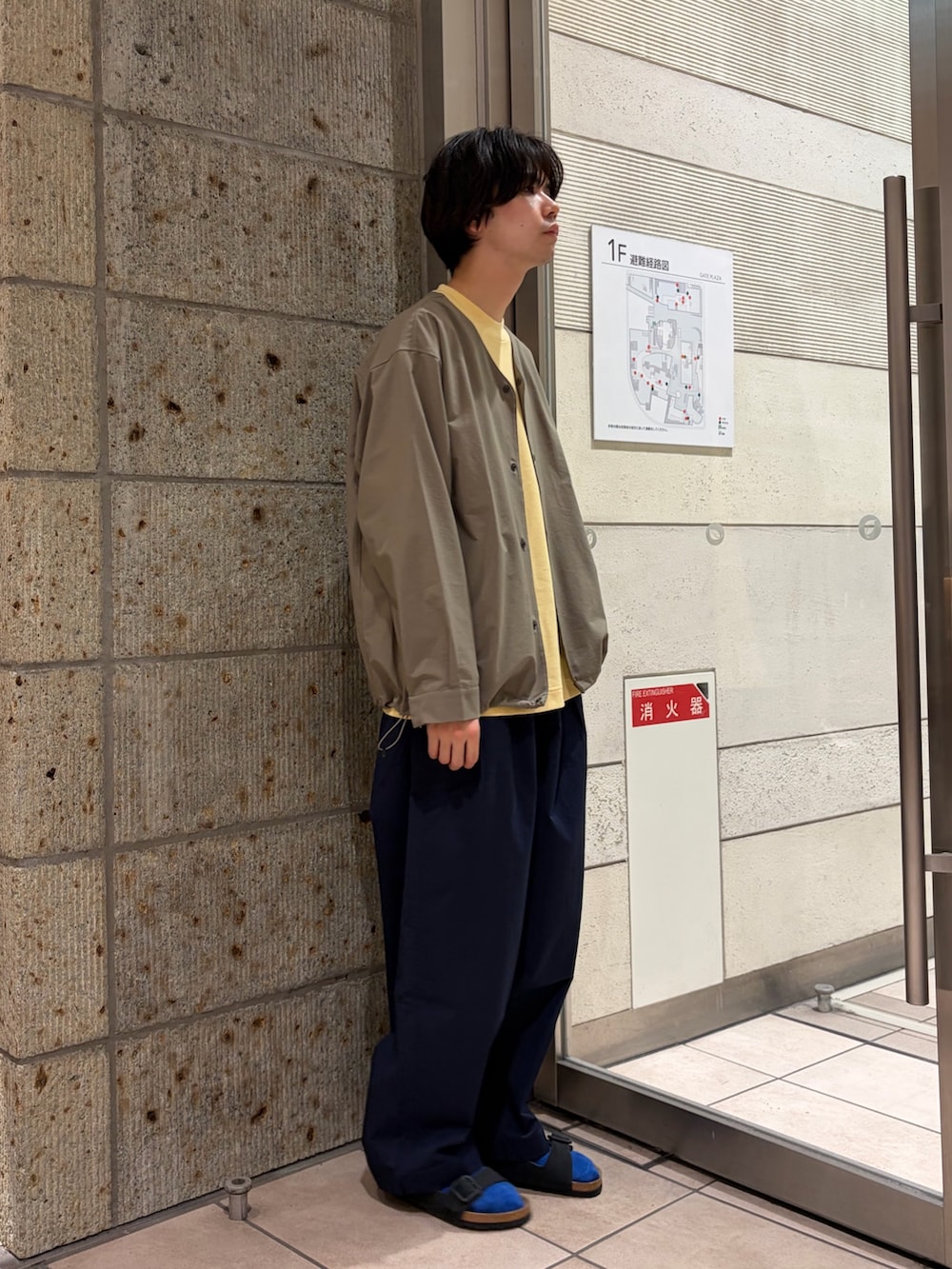 ブルー系のその他パンツ、イエロー系のTシャツ/カットソー、グリーン系のノーカラージャケットを着用したメンズの春コーディネートの5枚目の写真