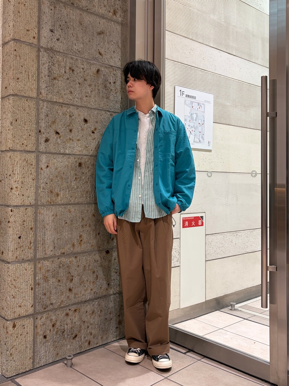 グリーン系のその他アウター、ブラック系のスニーカー、グレー系のスウェットを着用したメンズの春コーディネートの3枚目の写真