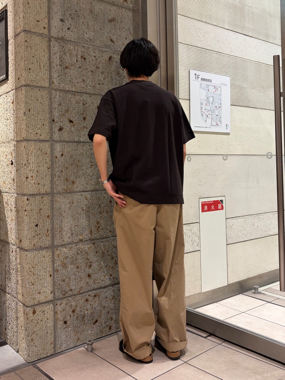 ブラウン系のTシャツ/カットソー、ベージュ系のその他パンツ、ブラック系のサンダルを着用したメンズの春コーディネートの4枚目の写真