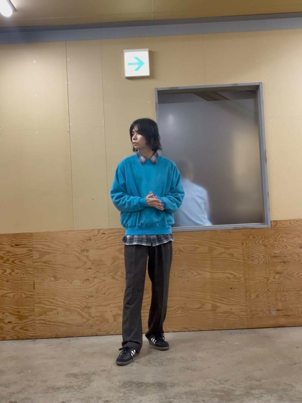 ブラック系のスニーカー、ブルー系のスウェット、ブルー系のシャツ/ブラウスを着用したメンズの秋コーディネートの2枚目の写真