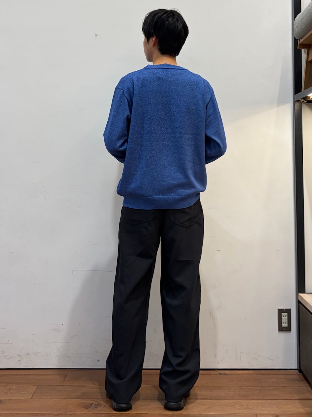 ブルー系のその他パンツ、ブルー系のニット/セーター、ブラック系のデニムジャケットを着用したメンズの秋コーディネートの8枚目の写真