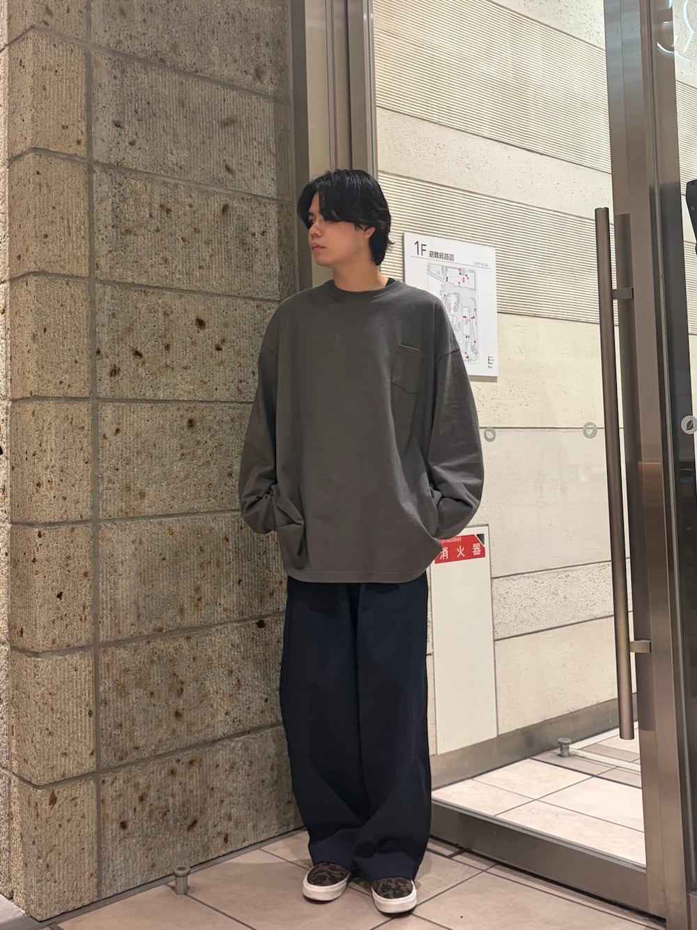 グレー系のTシャツ/カットソー、ブルー系のその他パンツ、ブラウン系のスニーカーを着用したメンズの冬コーディネートの2枚目の写真