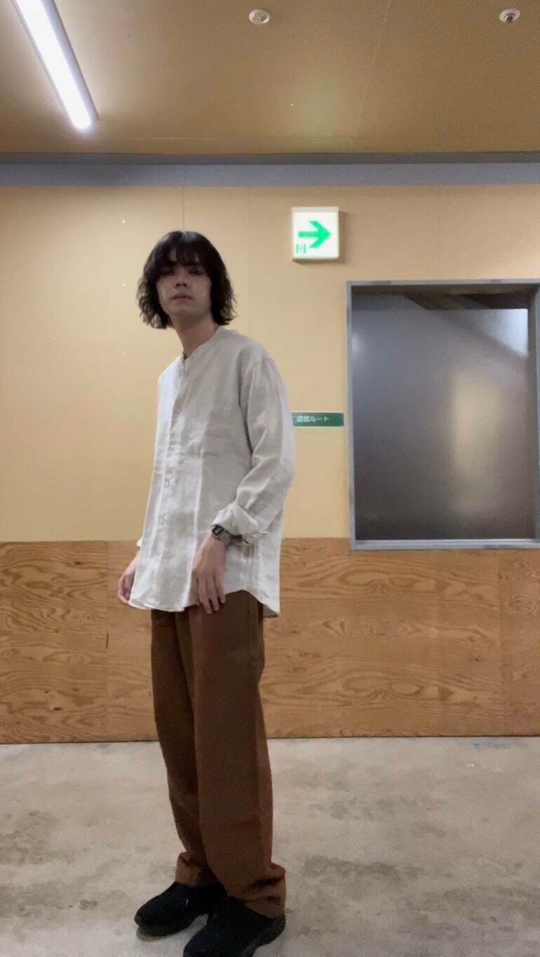 ブラウン系のデニムパンツ、ホワイト系のシャツ/ブラウス、ブラック系のスニーカーを着用したメンズの夏コーディネートの3枚目の写真