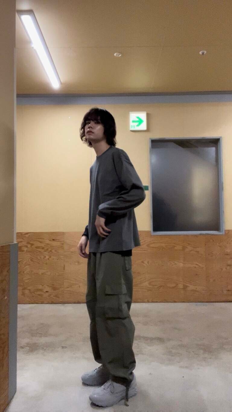 グレー系のスニーカー、グリーン系のその他アウター、グレー系のTシャツ/カットソーを着用したメンズの夏コーディネートの5枚目の写真