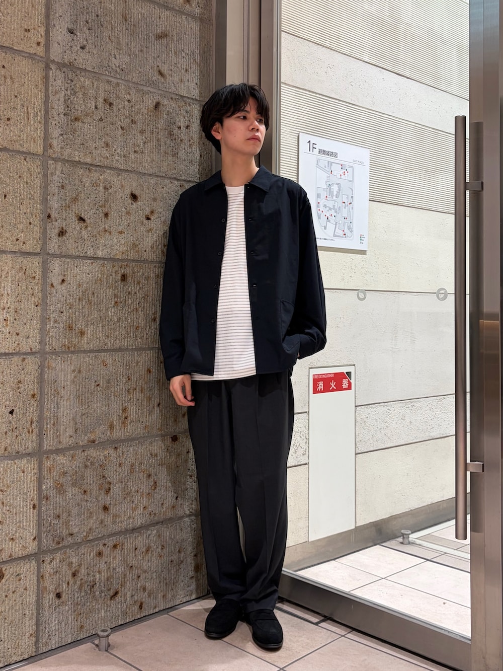 ブルー系のカバーオール、ホワイト系のTシャツ/カットソー、グレー系のその他パンツを着用したメンズの春コーディネートの3枚目の写真