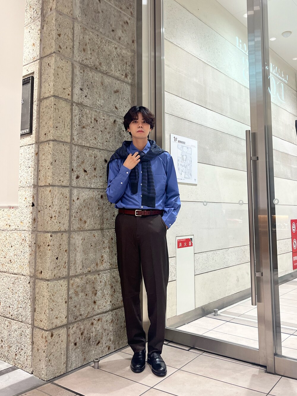 ブラック系のドレスシューズ、ブラウン系のその他パンツ、ブルー系のシャツ/ブラウスを着用したメンズの秋コーディネートの3枚目の写真