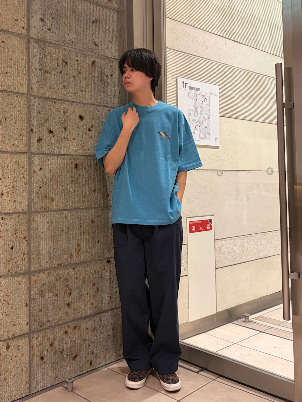 グリーン系のTシャツ/カットソー、ブルー系のその他パンツ、ブラウン系のスニーカーを着用したメンズの春コーディネートの3枚目の写真