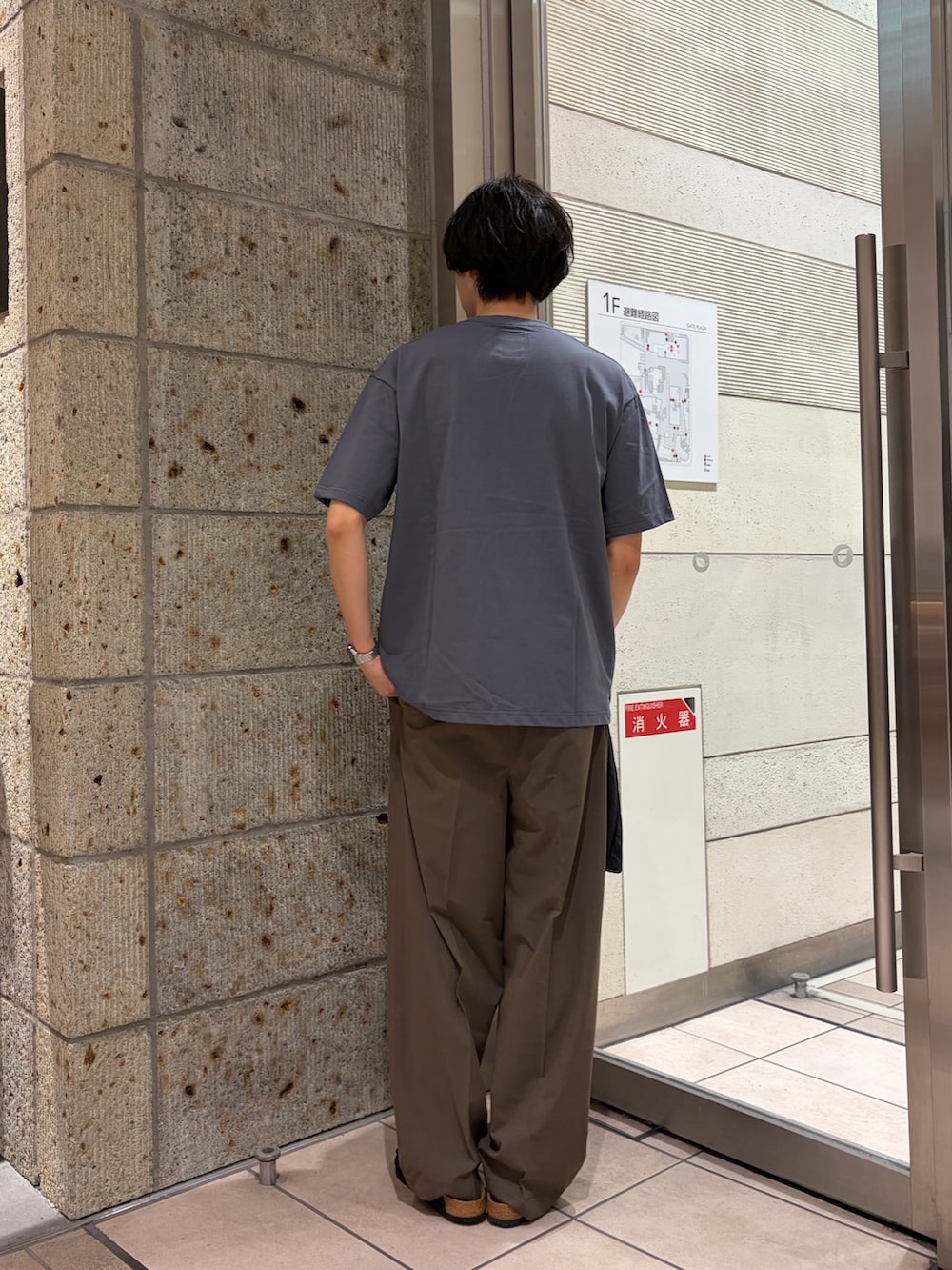 ブラック系のサンダル、ブルー系のTシャツ/カットソー、ブラック系のその他アウターを着用したメンズの春コーディネートの7枚目の写真