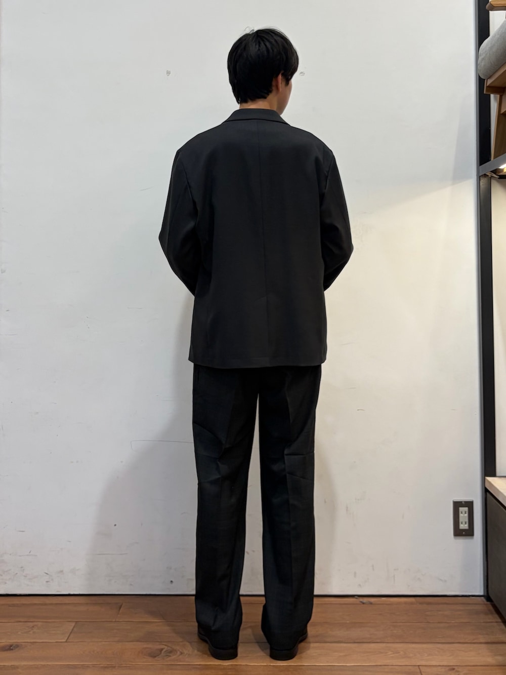 その他のその他パンツ、ブラウン系のドレスシューズ、ベージュ系のTシャツ/カットソーを着用したメンズの秋コーディネートの3枚目の写真