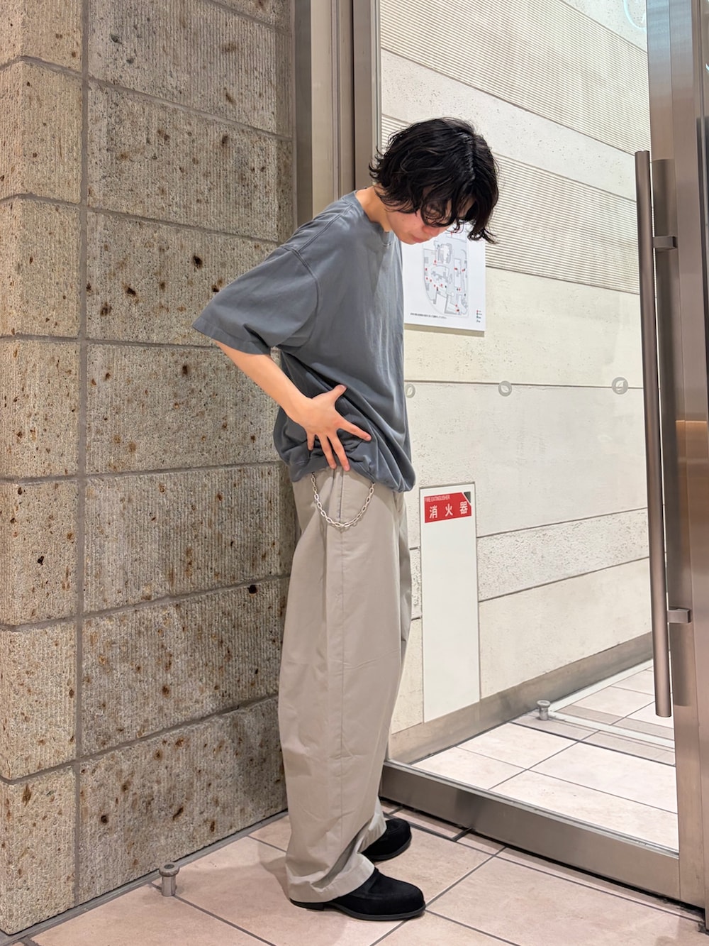グレー系のTシャツ/カットソー、グレー系のその他パンツ、ブラック系のドレスシューズを着用したメンズの夏コーディネートの3枚目の写真