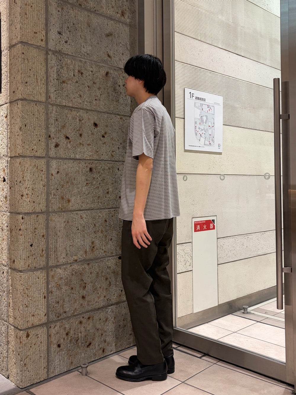 ブラウン系のその他アウター、グレー系のシャツ/ブラウス、ブラウン系のスーツパンツを着用したメンズの春コーディネートの7枚目の写真