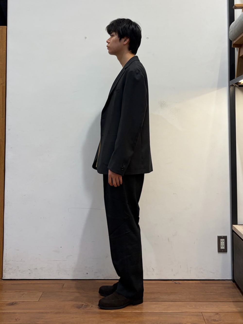 その他のその他パンツ、ブラウン系のドレスシューズ、ベージュ系のTシャツ/カットソーを着用したメンズの秋コーディネートの2枚目の写真