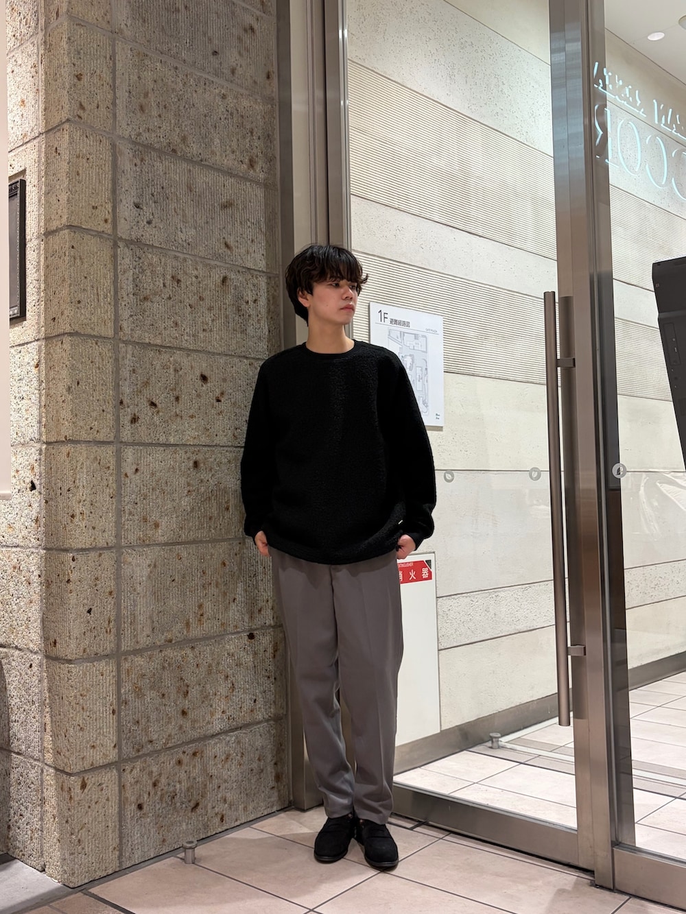 ブラック系のドレスシューズ、ブラック系のTシャツ/カットソー、ベージュ系のその他パンツを着用したメンズの冬コーディネートの2枚目の写真