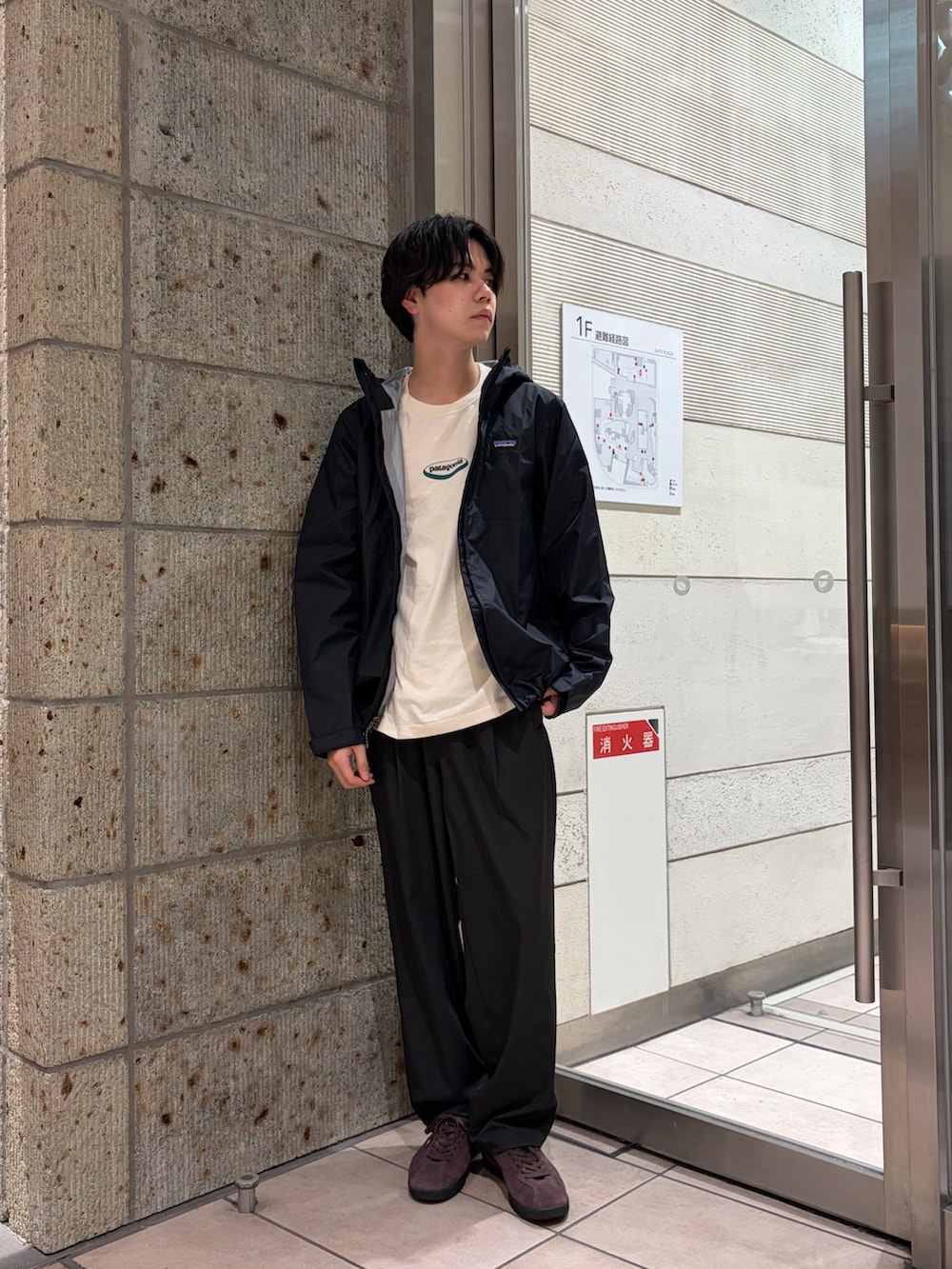 ブラック系のテーラードジャケット、ベージュ系のTシャツ/カットソー、ブラック系のその他パンツを着用したメンズの春コーディネートの2枚目の写真