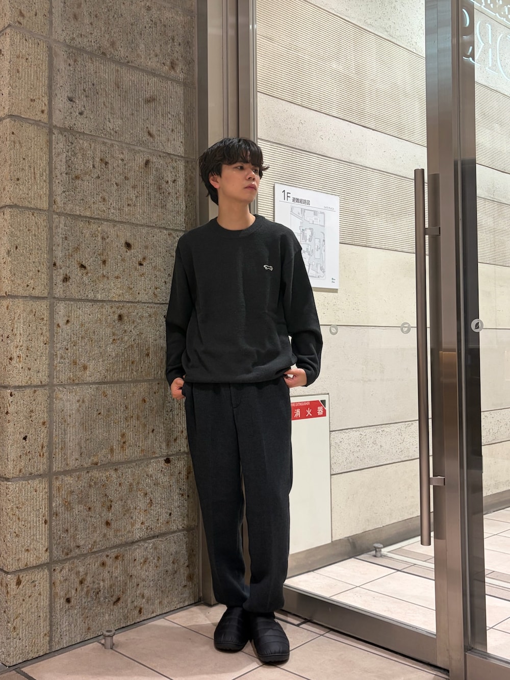 グレー系のダウンジャケット/コート、ブラック系のその他シューズ、ブルー系のその他パンツを着用したメンズの冬コーディネートの4枚目の写真