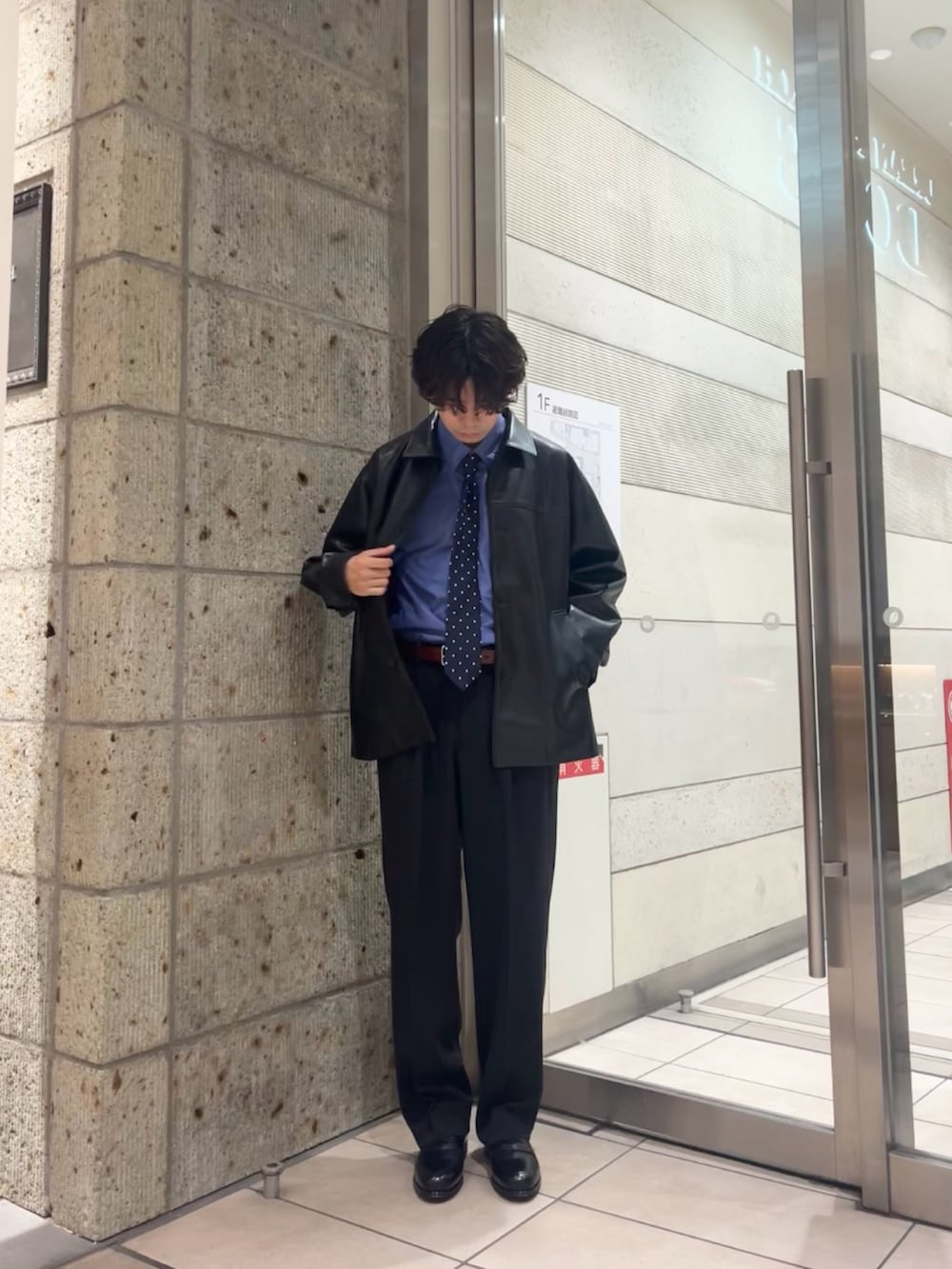 ブラック系のライダースジャケット、ブルー系のシャツ/ブラウス、その他のネクタイを着用したメンズの秋コーディネートの4枚目の写真