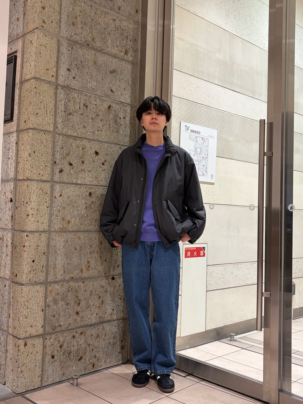 ブラック系のモッズコート、ブルー系のスウェット、ブラック系のスニーカーを着用したメンズの冬コーディネートの4枚目の写真