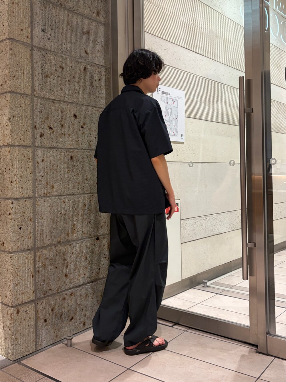 ブラック系のシャツ/ブラウス、ホワイト系のTシャツ/カットソー、グリーン系のその他パンツを着用したメンズの夏コーディネートの4枚目の写真