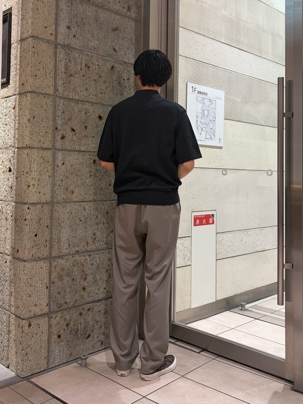 グレー系のニット/セーター、ベージュ系のその他パンツ、ブラウン系のスニーカーを着用したメンズの春コーディネートの4枚目の写真