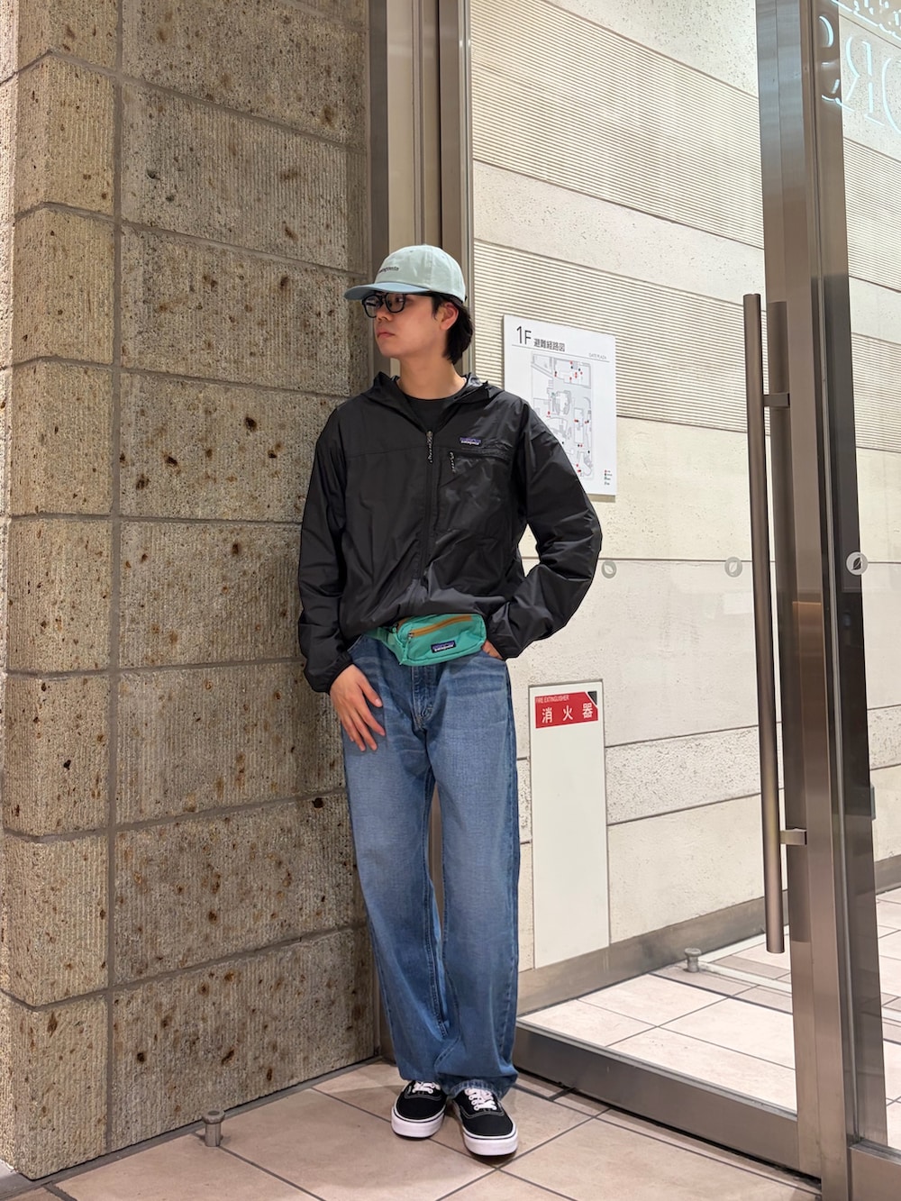 グレー系のTシャツ/カットソー、ブルー系のデニムパンツ、ブラック系のスニーカーを着用したメンズの春コーディネートの3枚目の写真