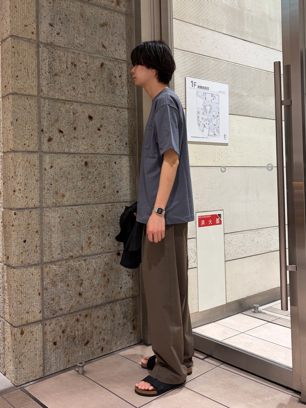 ブラック系のサンダル、ブルー系のTシャツ/カットソー、ブラック系のその他アウターを着用したメンズの春コーディネートの6枚目の写真