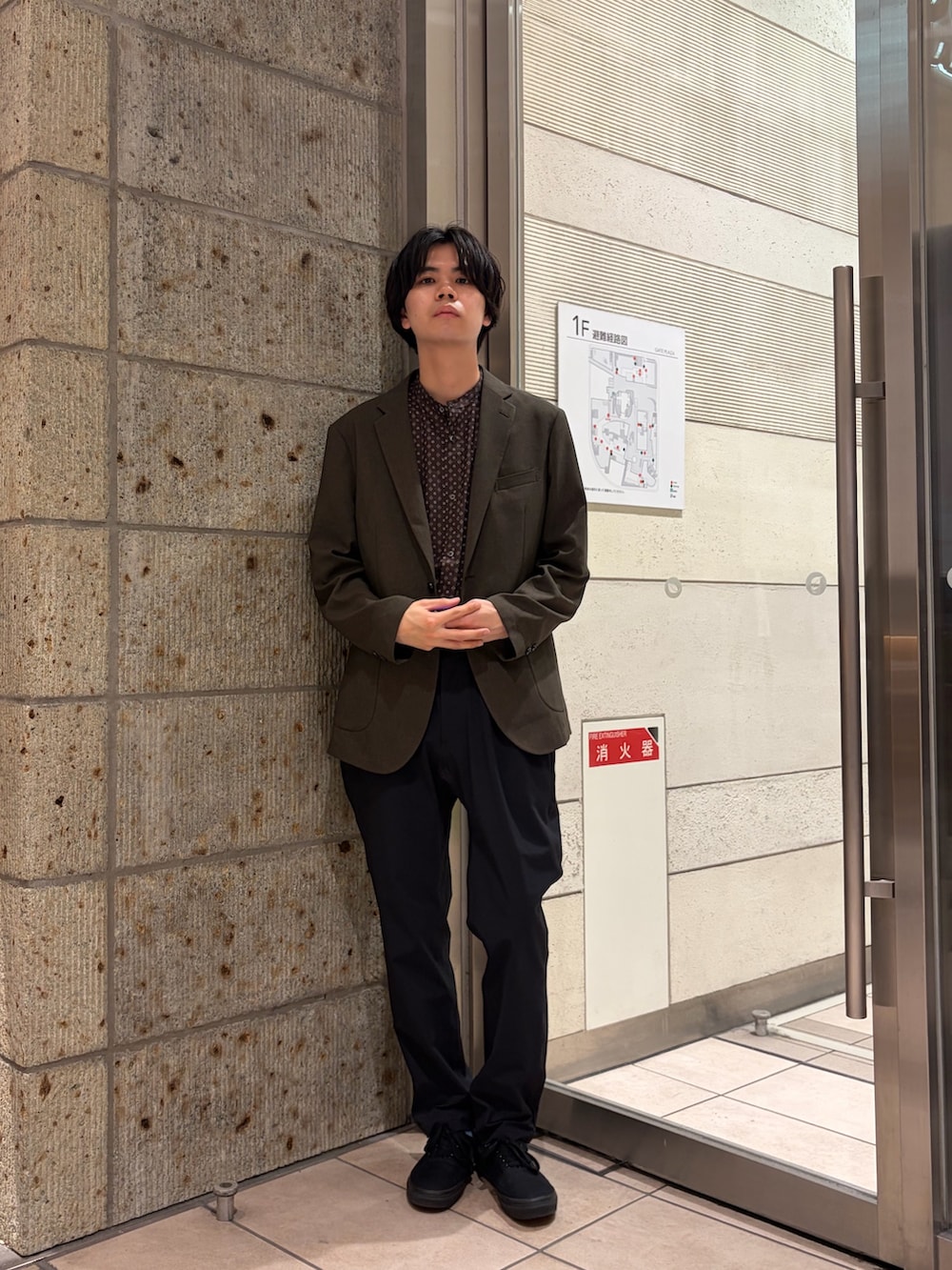 ブラック系のその他パンツ、ブラウン系のその他アウター、ブラウン系のシャツ/ブラウスを着用したメンズの春コーディネートの3枚目の写真