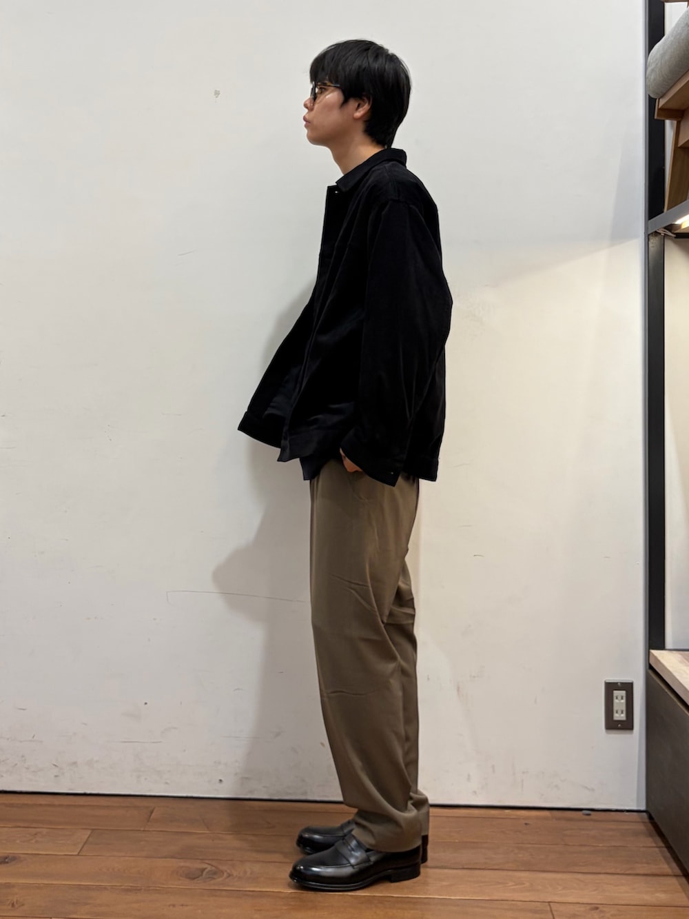 グレー系のその他アウター、ブルー系のニット/セーター、グリーン系のその他パンツを着用したメンズの秋コーディネートの3枚目の写真