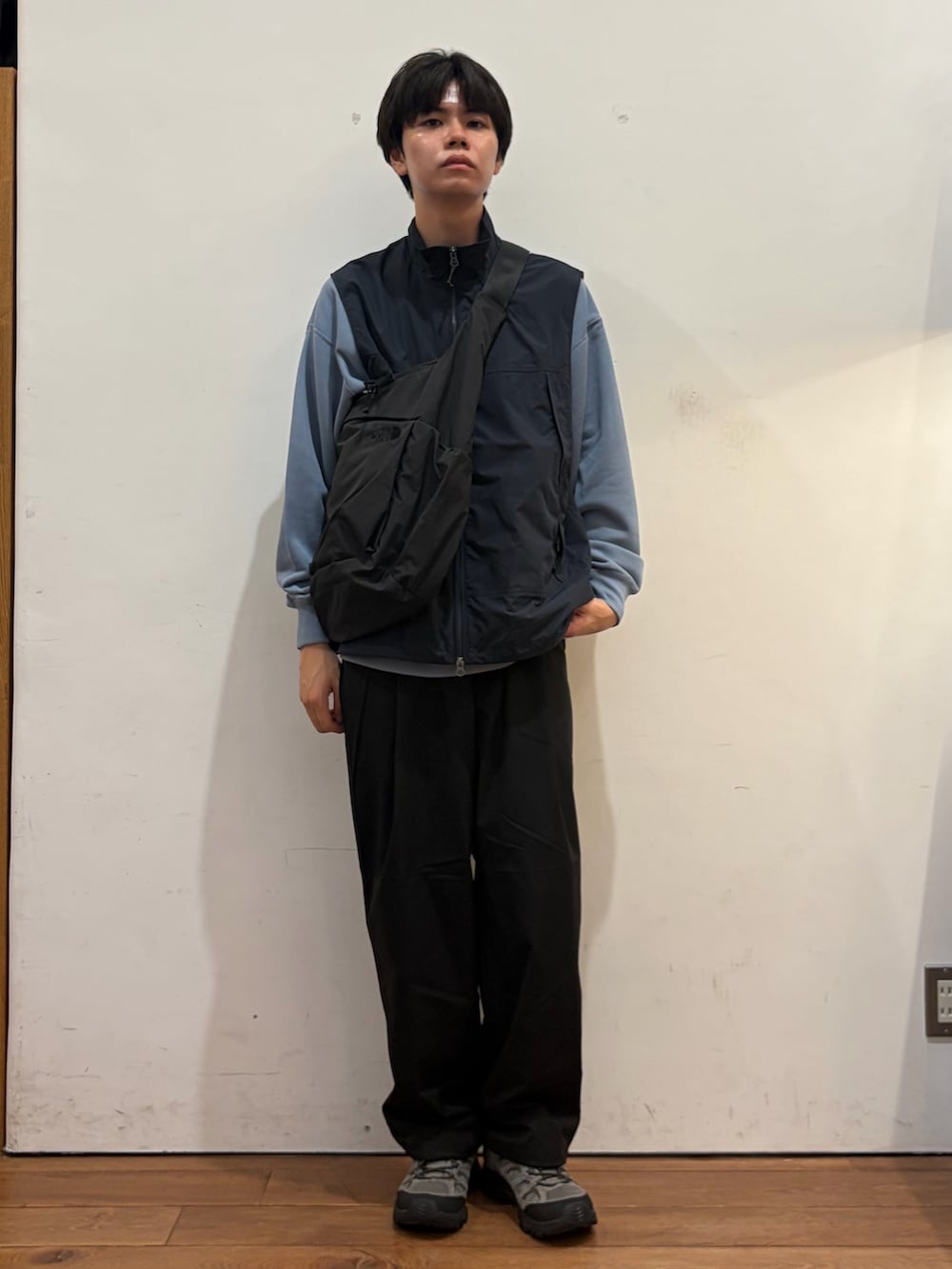 ブルー系のスウェット、ブラック系のその他パンツ、ブラック系のショルダーバッグを着用したメンズの秋コーディネートの4枚目の写真