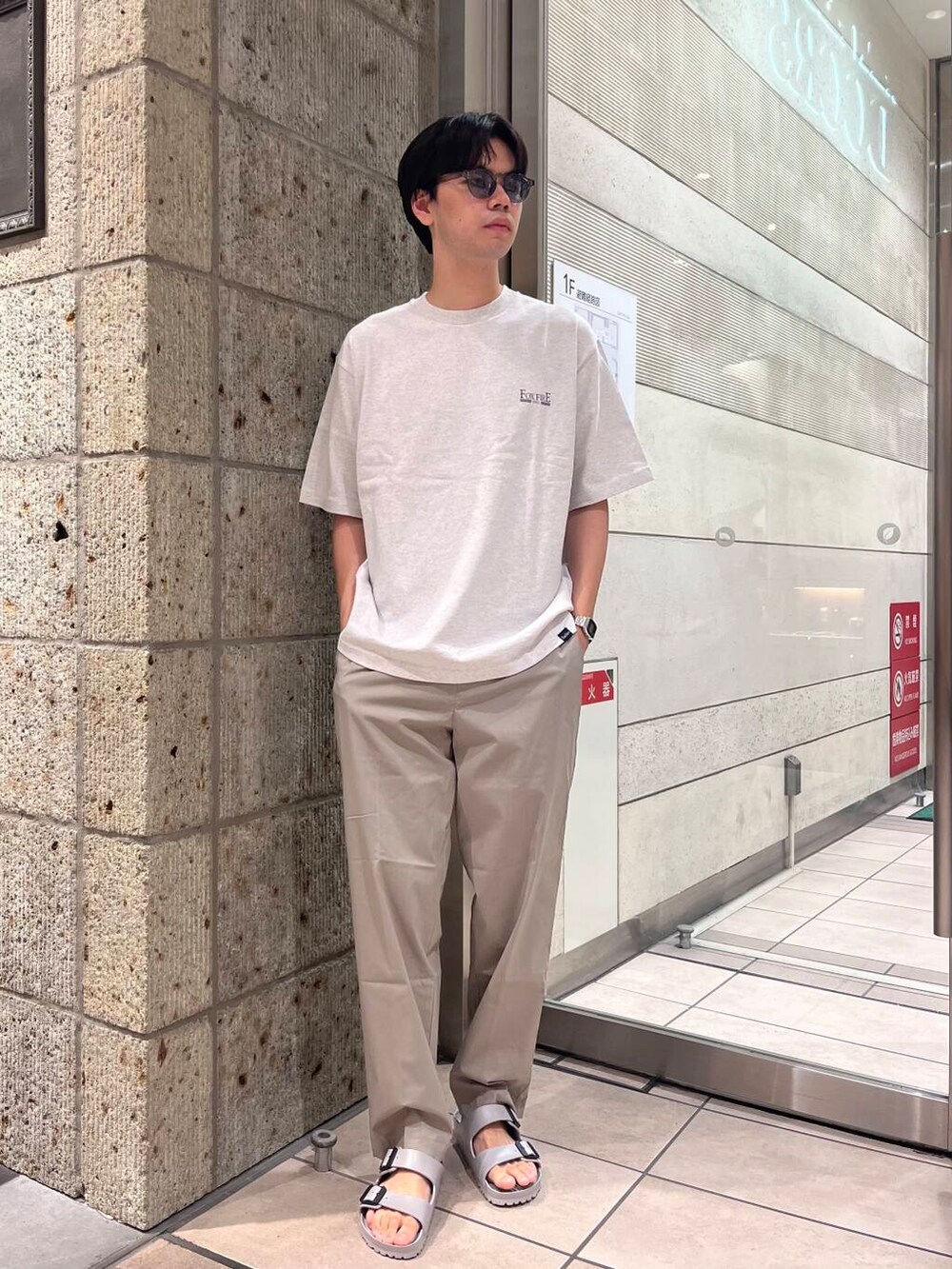 グリーン系のその他パンツ、グレー系のサンダル、グレー系のTシャツ/カットソーを着用したメンズの夏コーディネートの2枚目の写真