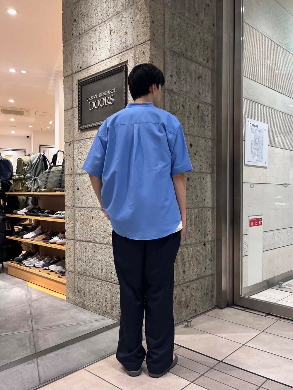 グレー系のサンダル、ブルー系のシャツ/ブラウス、ブルー系のその他パンツを着用したメンズの夏コーディネートの4枚目の写真