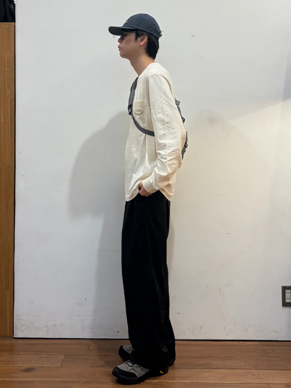 ホワイト系のTシャツ/カットソー、グレー系のショルダーバッグ、ブラック系のその他パンツを着用したメンズの秋コーディネートの3枚目の写真