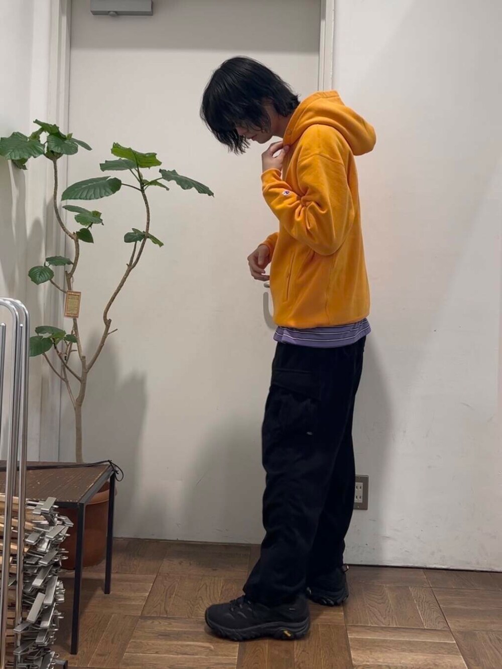 パープル系のTシャツ/カットソー、オレンジ系のパーカー、ブラック系のその他パンツを着用したメンズの秋コーディネートの3枚目の写真