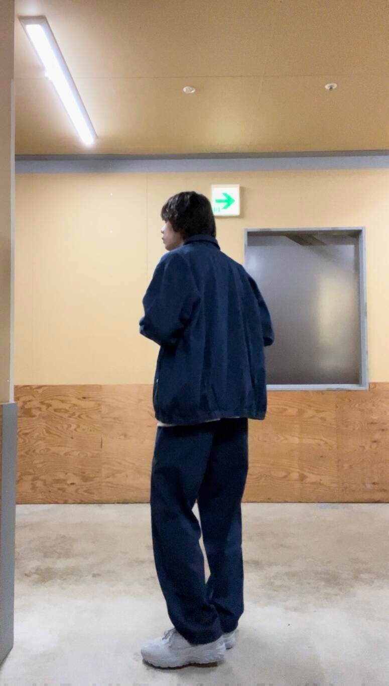 グリーン系のTシャツ/カットソー、ブルー系のデニムパンツ、ブルー系のデニムジャケットを着用したメンズの夏コーディネートの3枚目の写真