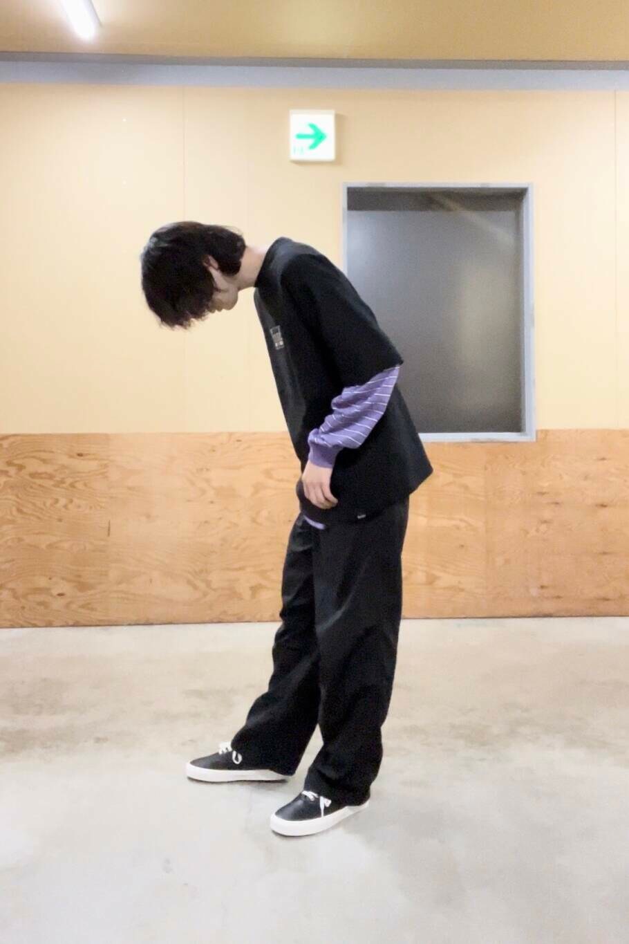 ブラック系のスニーカー、ブラック系のTシャツ/カットソー、ブラック系のその他パンツを着用したメンズの夏コーディネートの3枚目の写真