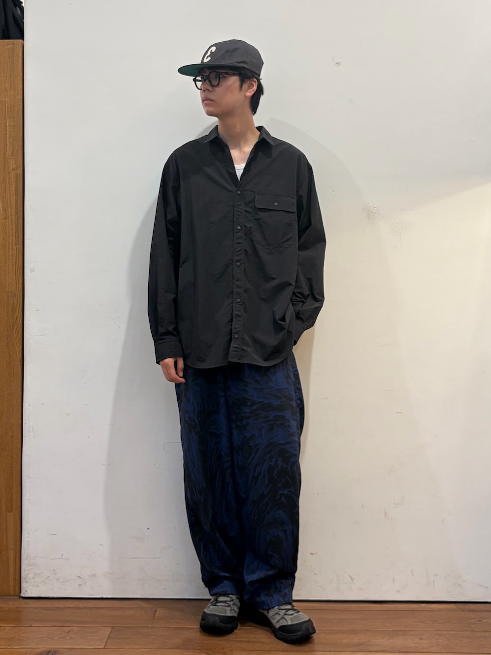 ブラック系のシャツ/ブラウス、ブルー系のその他パンツ、グレー系のスニーカーを着用したメンズの秋コーディネートの2枚目の写真
