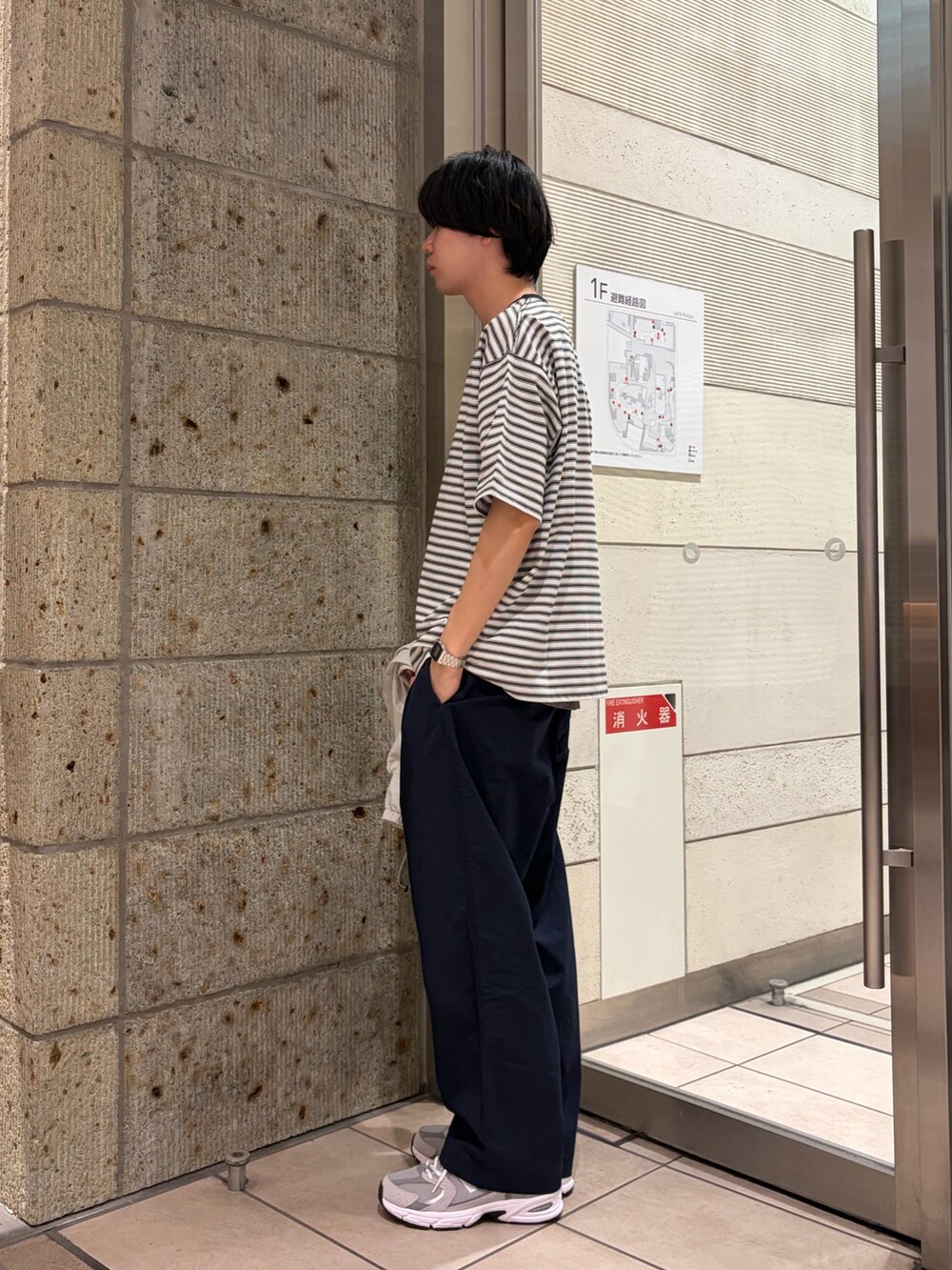 ホワイト系のTシャツ/カットソー、ホワイト系のその他アウター、ブルー系のその他パンツを着用したメンズの春コーディネートの6枚目の写真