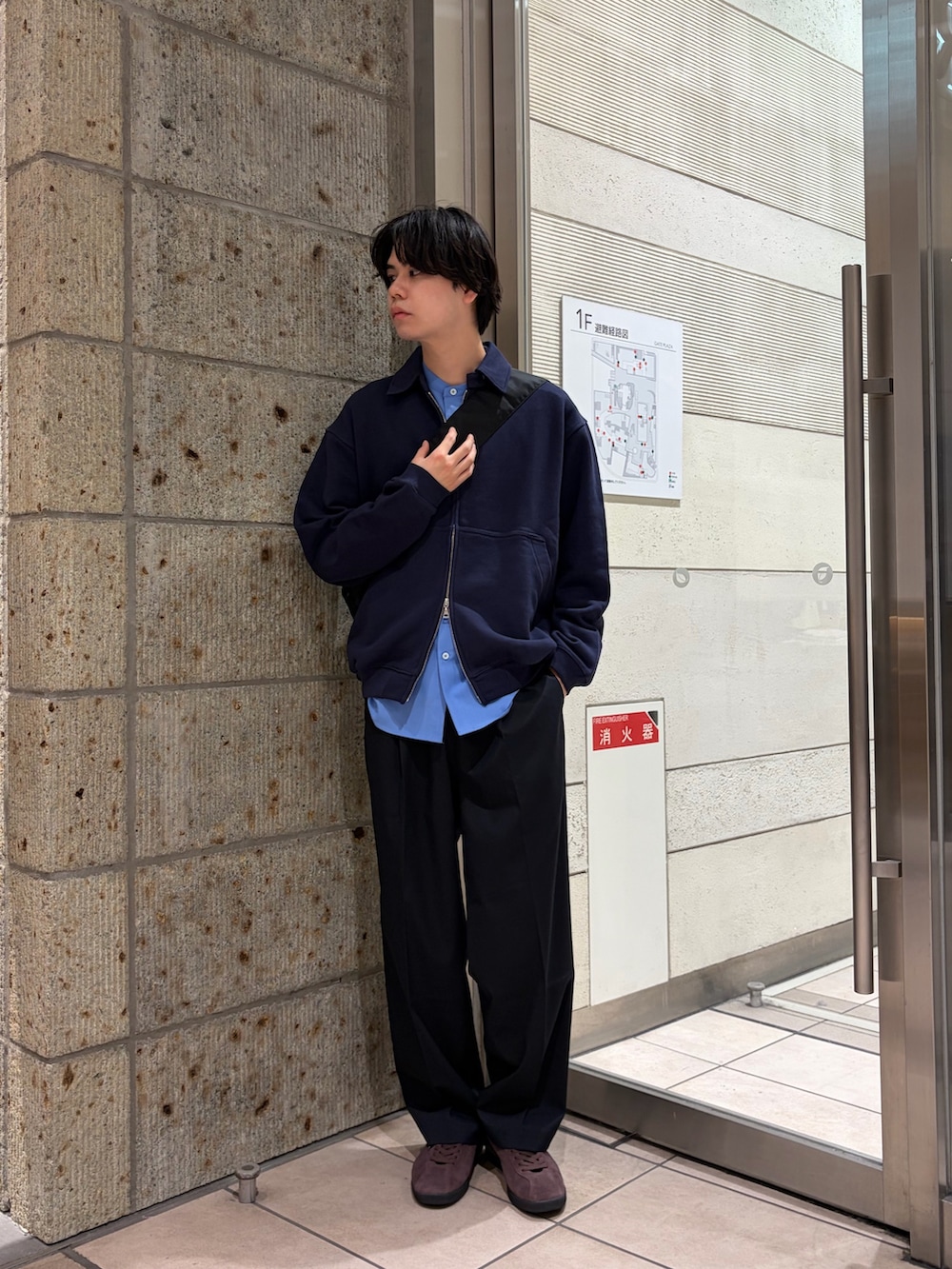 ブルー系のカーディガン/ボレロ、ブルー系のシャツ/ブラウス、ブラック系のショルダーバッグを着用したメンズの春コーディネートの2枚目の写真