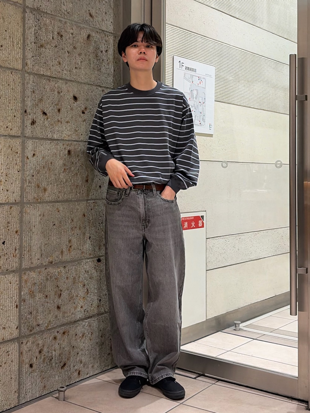 グレー系のTシャツ/カットソー、ブラック系のデニムパンツを着用したメンズの夏コーディネートの2枚目の写真