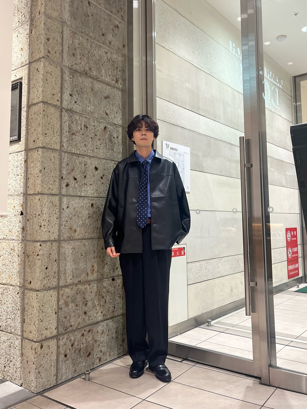 ブラック系のライダースジャケット、ブルー系のシャツ/ブラウス、その他のネクタイを着用したメンズの秋コーディネートの3枚目の写真