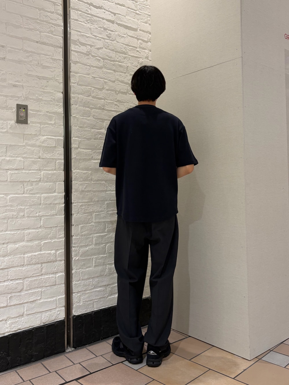 ブルー系のTシャツ/カットソー、グレー系のその他パンツ、ブラック系のスニーカーを着用したメンズの春コーディネートの4枚目の写真