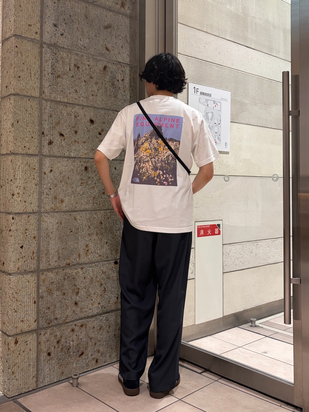 ホワイト系のTシャツ/カットソー、ブラック系のショルダーバッグ、グレー系のその他パンツを着用したメンズの春コーディネートの4枚目の写真